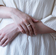 C-221  Syami frame ring 18K + 3 pearls