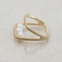 C-221  Syami frame ring 18K + 3 pearls