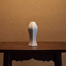 Porcelain Flower Vase / SHIMENTORI