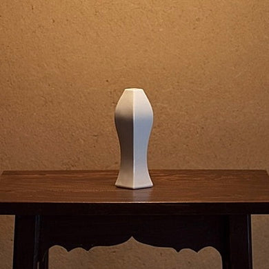 Porcelain Flower Vase / SHIMENTORI