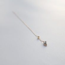 Pearl pierce earring / Tiny Swing