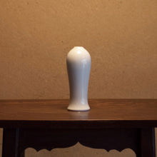 Porcelain Flower Vase / HEISHI