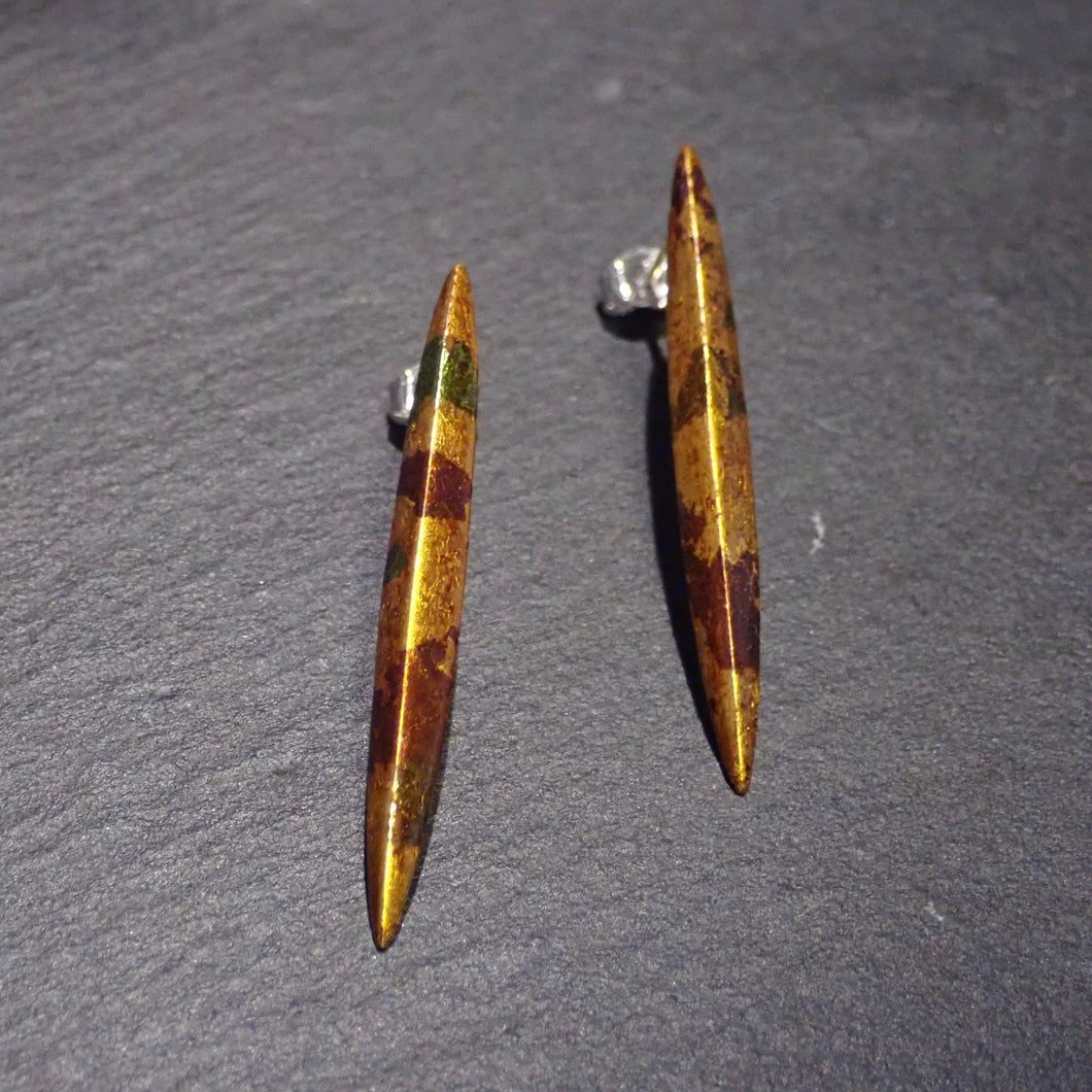 Pierced earrings long gold leaf