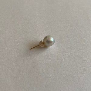 Pearl pierce earring / Tsukishiro (pale bluish-white)