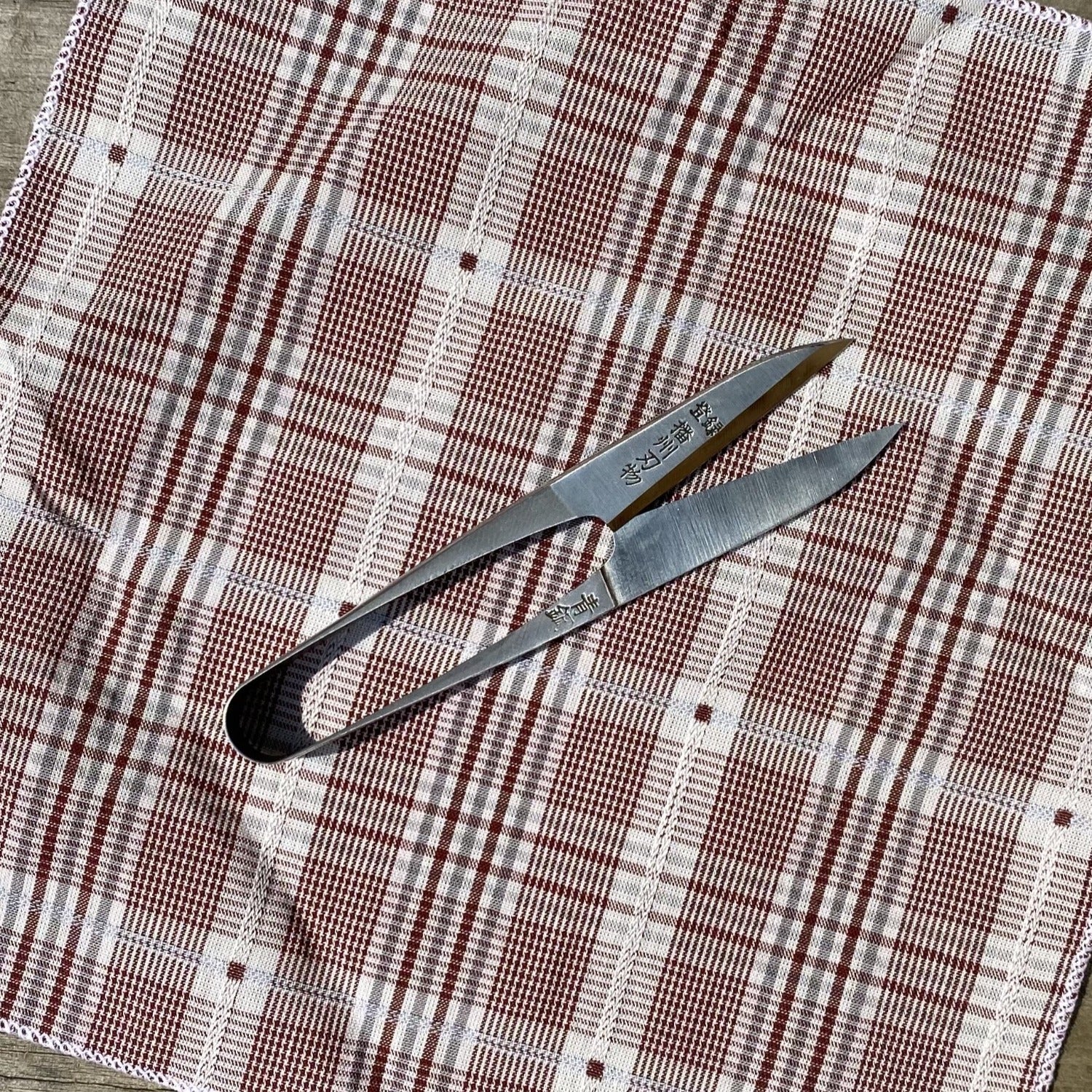 KAKURI Thread Snips Curved Blade Japanese Nigiri Thread Scissors for  Sewing, Spring Action Self Opening Thread Cutting Tool, Sharp Japanese  Carbon Steel 105mm Black, Made in JAPAN